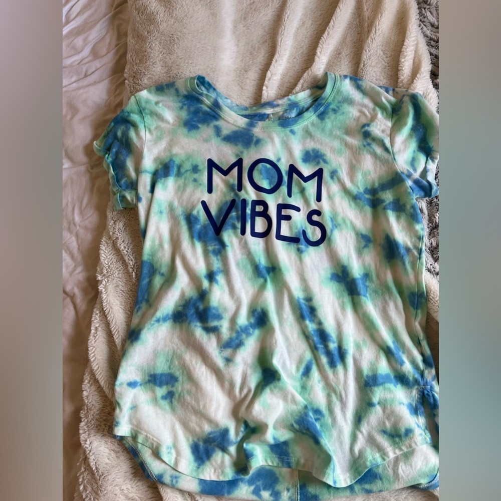 💛🦢5 FOR $10!!! 🦢💛 Mom Vibes tie dye tee - Picture 3 of 4